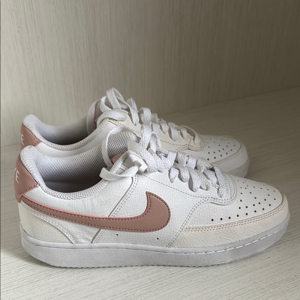 Nike White and Pink Sneakers - Never worn